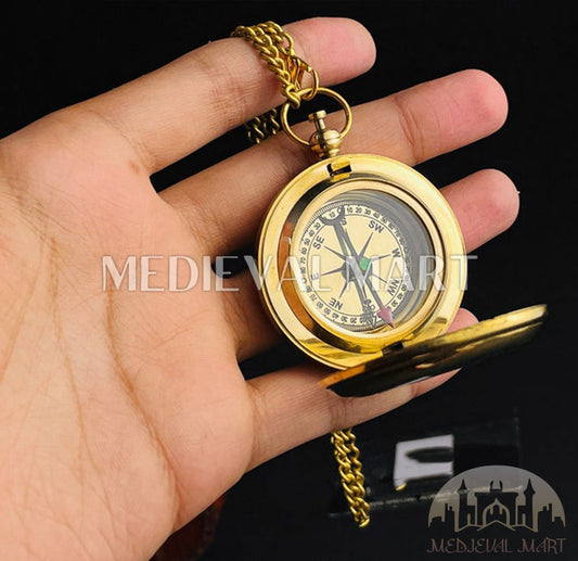 MEDIEVALMART Brújula de bolsillo vintage de piratas náuticos grabada con acabado dorado, con estuche de cuero | Regalo para ella