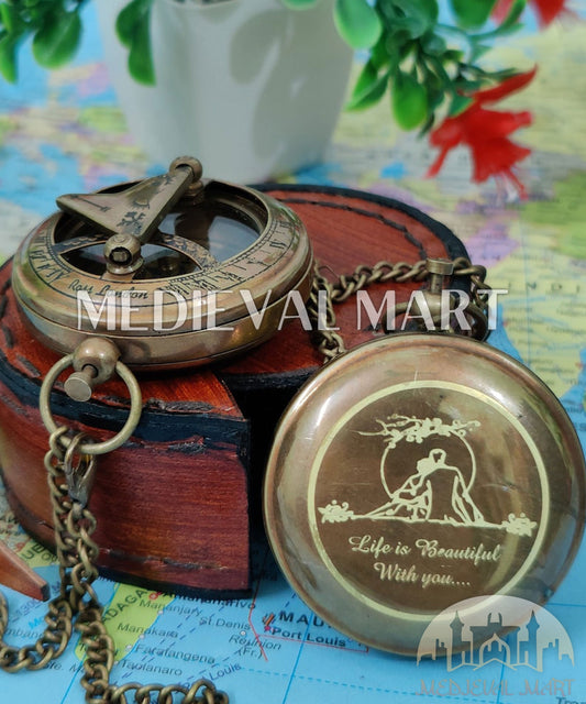 MEDIEVALMART Brújula de bolsillo con cuadrante solar grabado a medida, acabado dorado con estuche de cuero | Regalo para mamá y papá