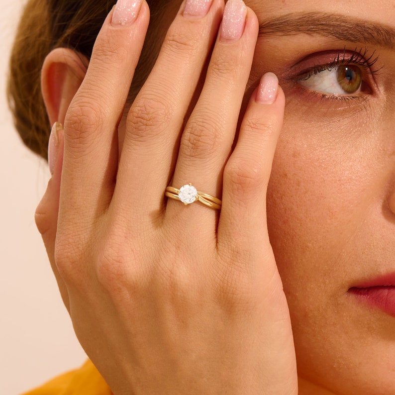 MADELYN MINIMALIST 14k Solid Gold Moissanite Solitaire Engagement/Twist Band Promise Ring | Gift for Girlfriend, Wife